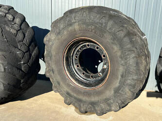 michelin-445-70r19-5-1488620-49116963