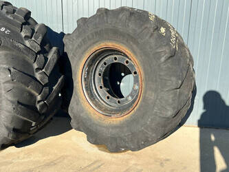 michelin-445-70r19-5-1488620-49116965