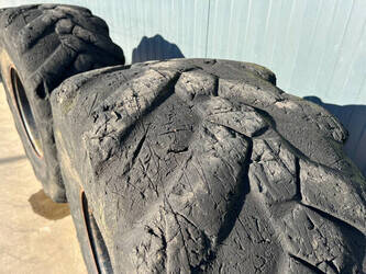 michelin-445-70r19-5-1488620-49116969