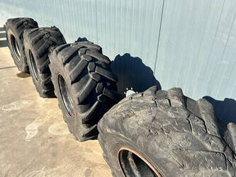 michelin-445-70r19-5-1488620-49116974