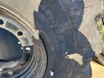 michelin-445-70r19-5-1488620-49116977