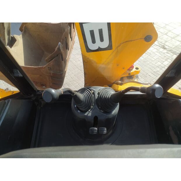 2018 جيه سي بي 3DX-49145295