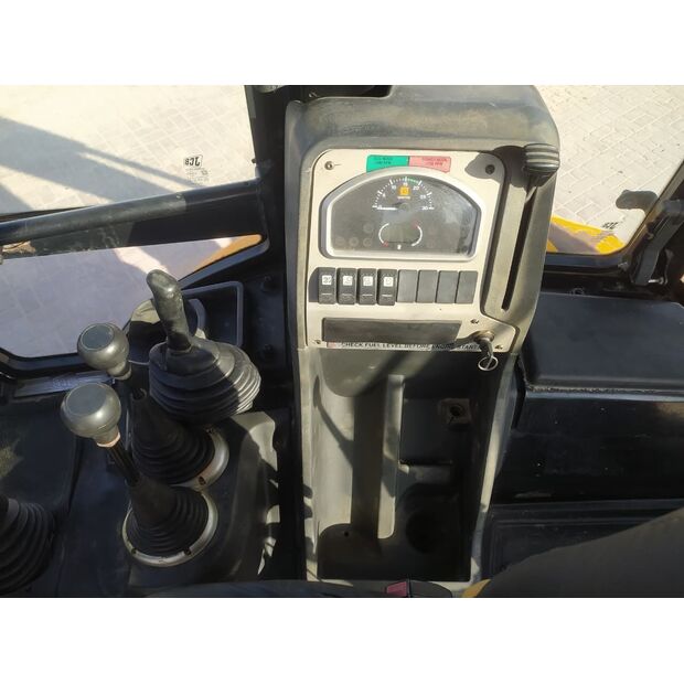 2018 جيه سي بي 3DX-49145299