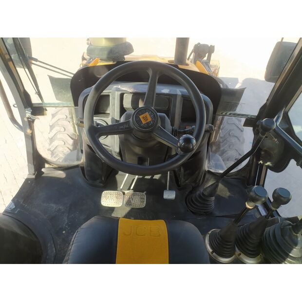 2018 جيه سي بي 3DX-49145301