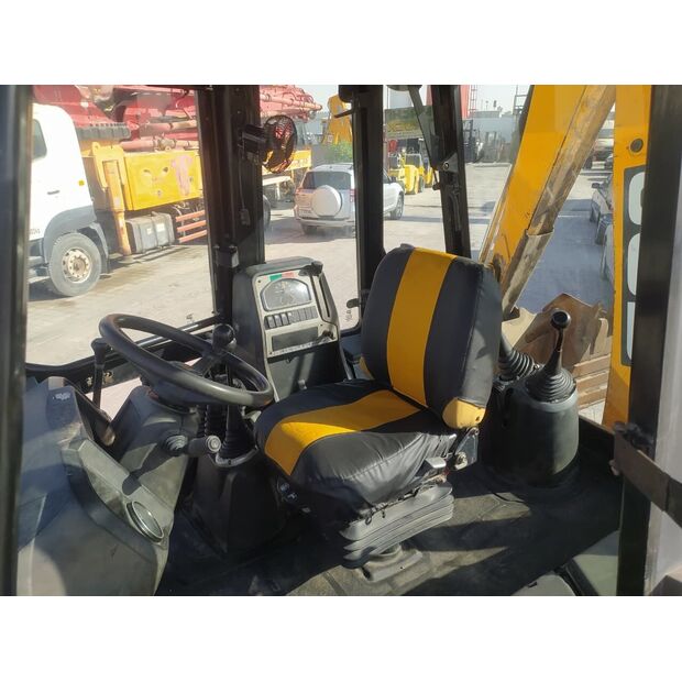 2018 جيه سي بي 3DX-49145302