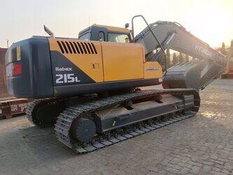 صورة ل حفارات مجنزرة 2025 هيونداي R215L