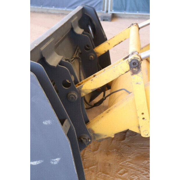 2017 New Holland B80B-49149885
