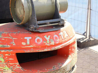 2011-toyota-42-7fgf25-1489345-49151310