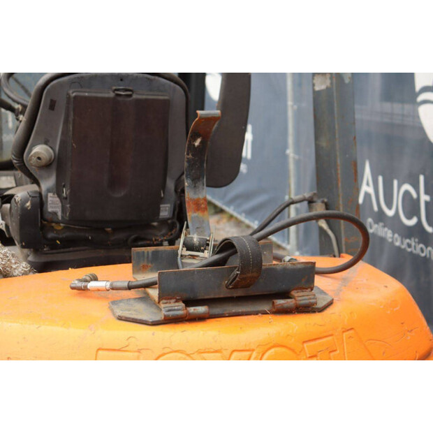2004 Toyota 42-7FGF25-49151718
