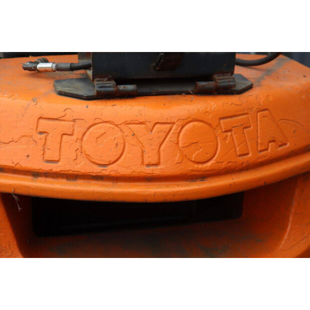 2004 Toyota 42-7FGF25-49151719