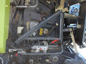 2011-claas-rollant-455-49152262