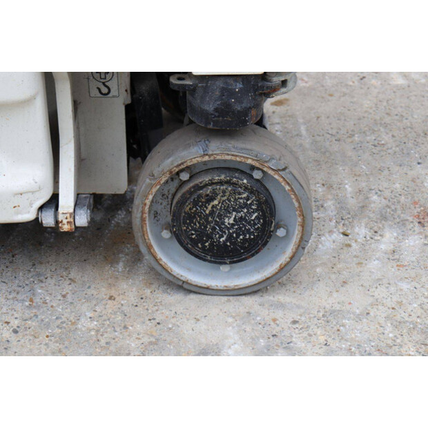 2014 جيه ال جي 1930 ES-49156707