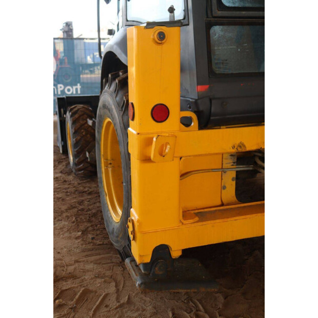 2017 New Holland B80B-SS-49160605