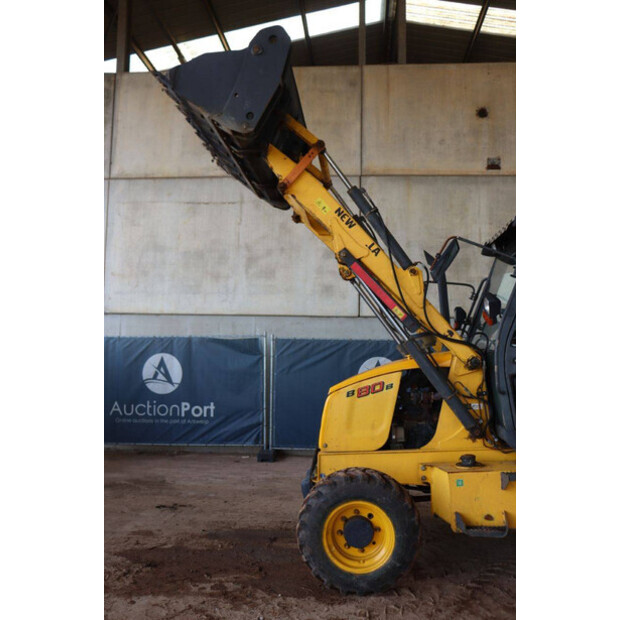 2017 New Holland B80B-SS-49160632