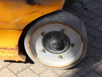2011-jlg-toucan-8e-1489620-49160653