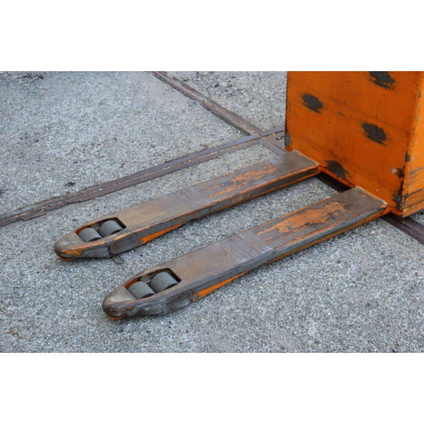 2001 Still EGU 20-49181406