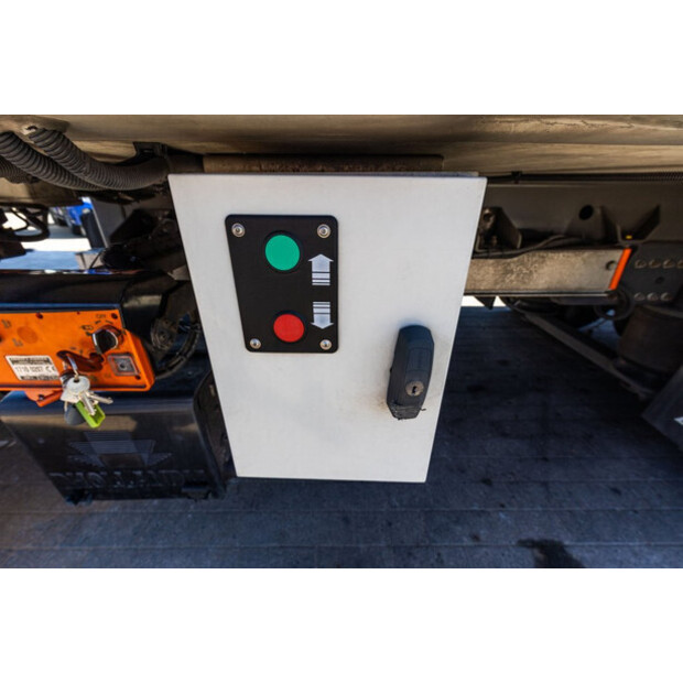 2018 Renault D10-49198607