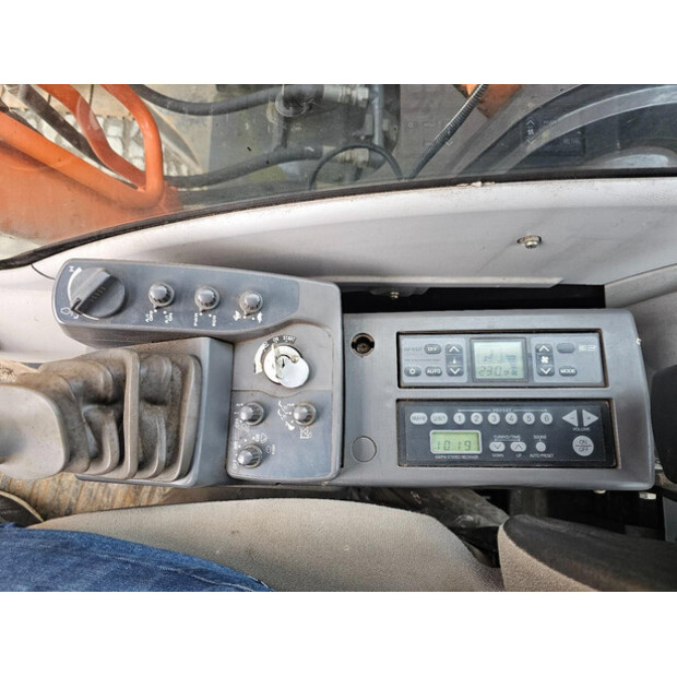 2022 هيتاشى ZX220LC-49204891
