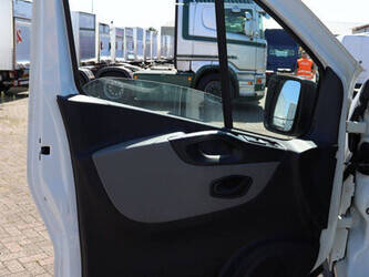 2019-renault-trafic-1489440-49232020