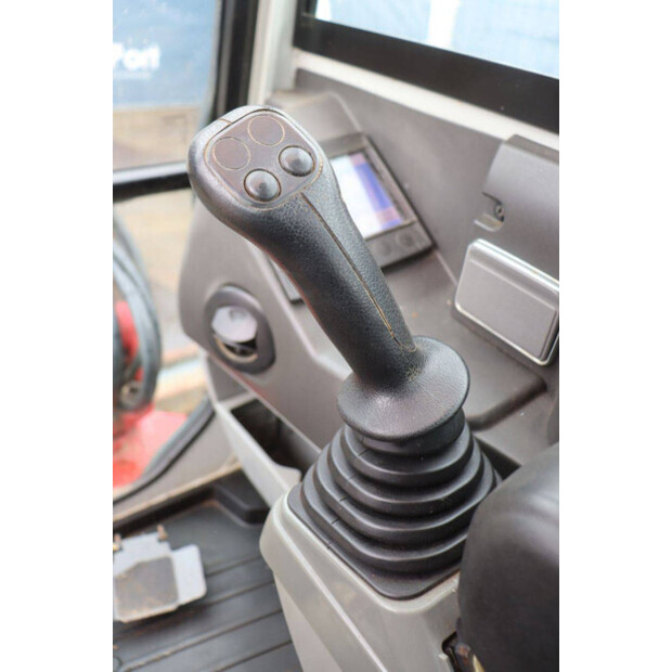 2017 TAKEUCHI TB230-49240022