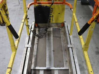 2010-jlg-2030es-1491474-49245605