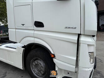 2015-mercedes-benz-actros-1492901-49296298