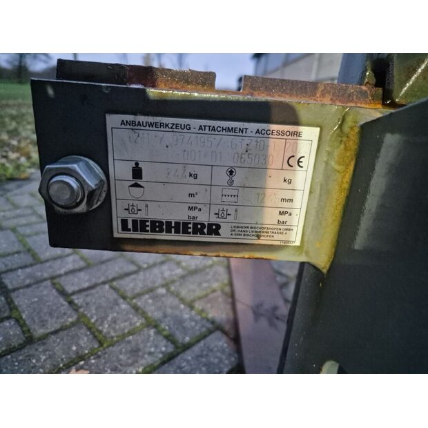 Liebherr-49299842