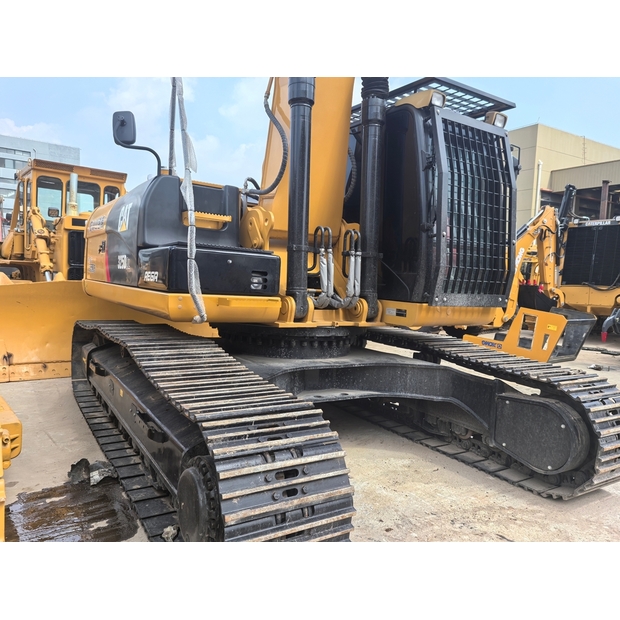 2024 Caterpillar 325D-49322838